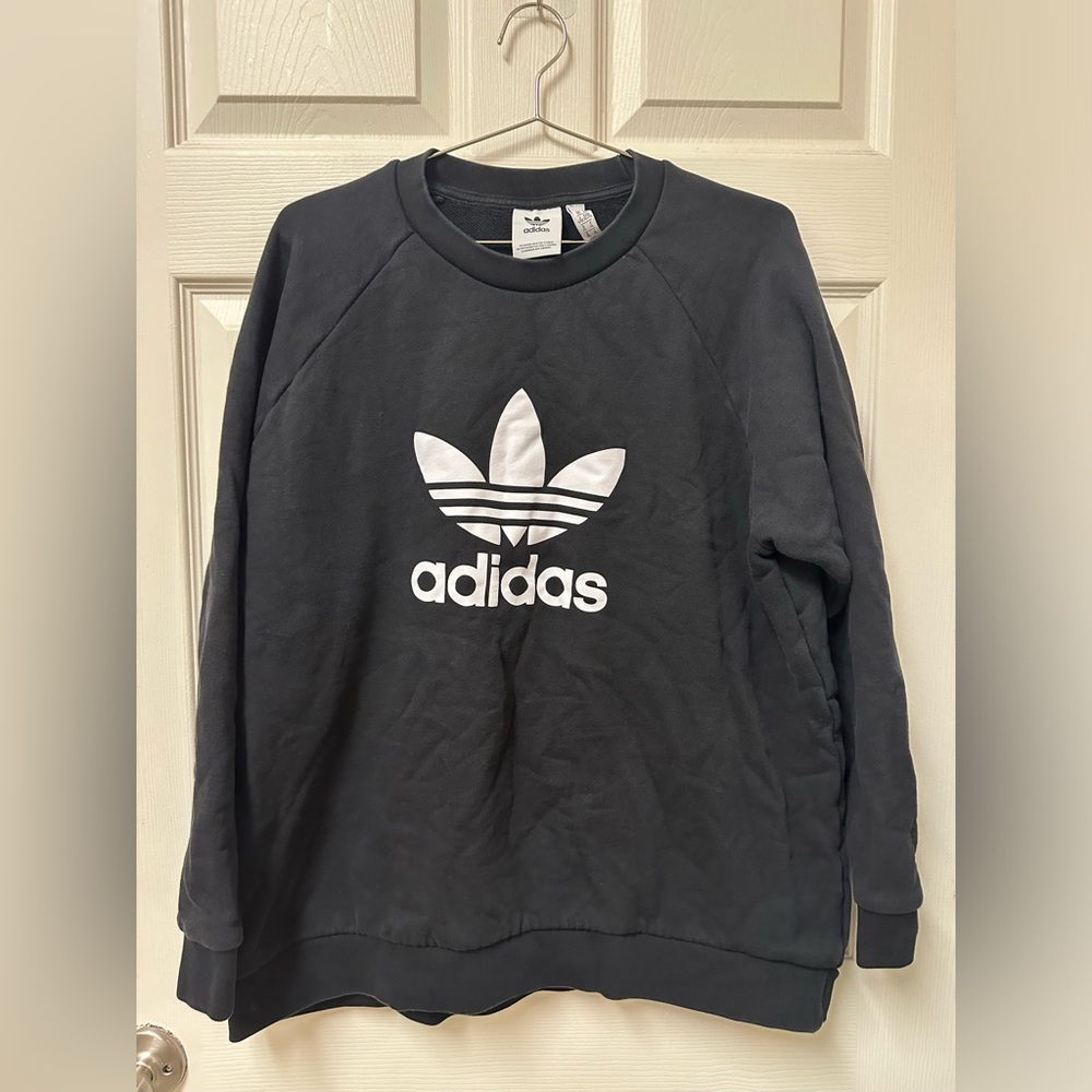 Adidas Sweatshirt (Color Black) Lightly Used in very good condition